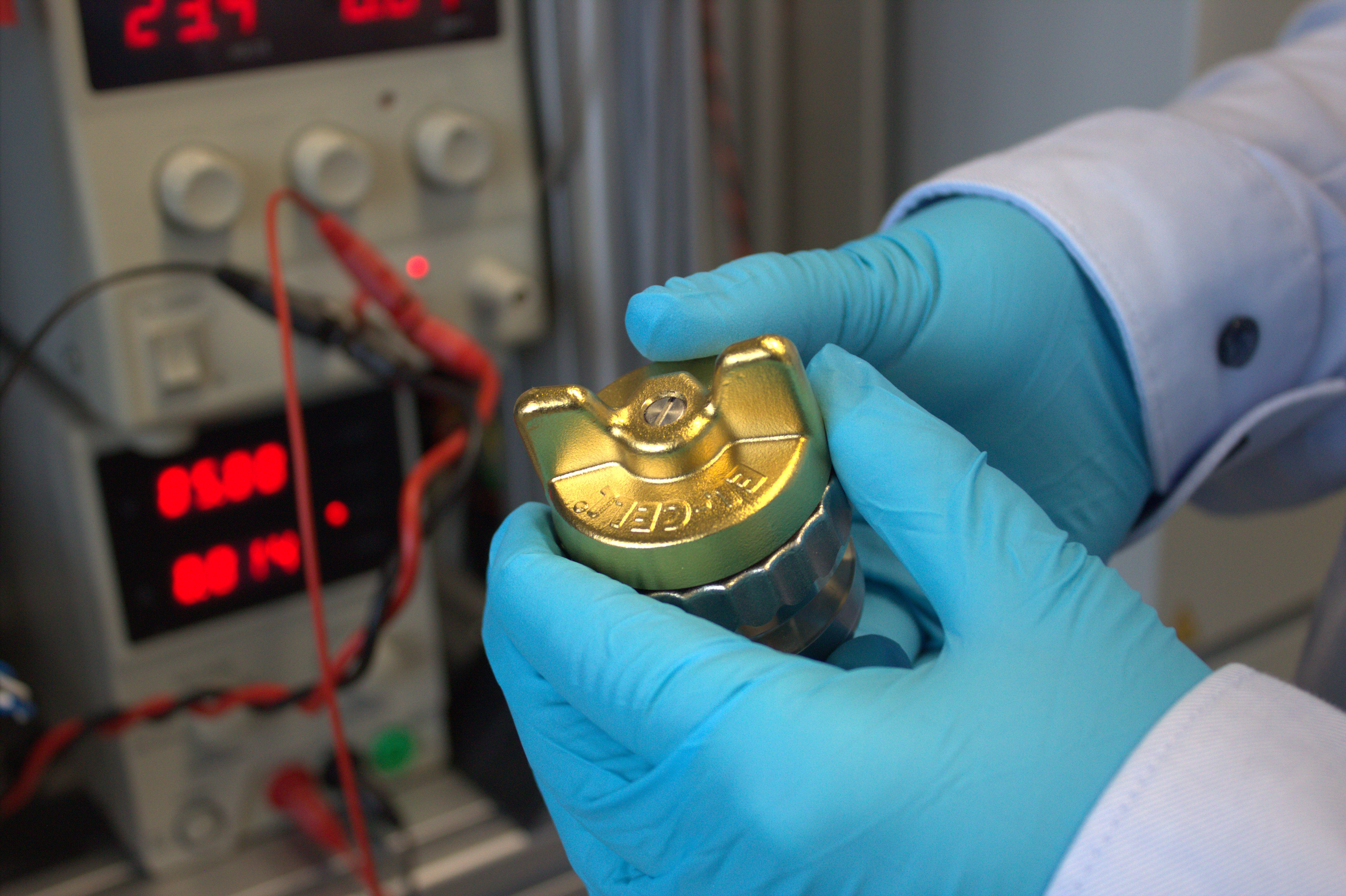 Electrochemical experiment bench with instrumentation.